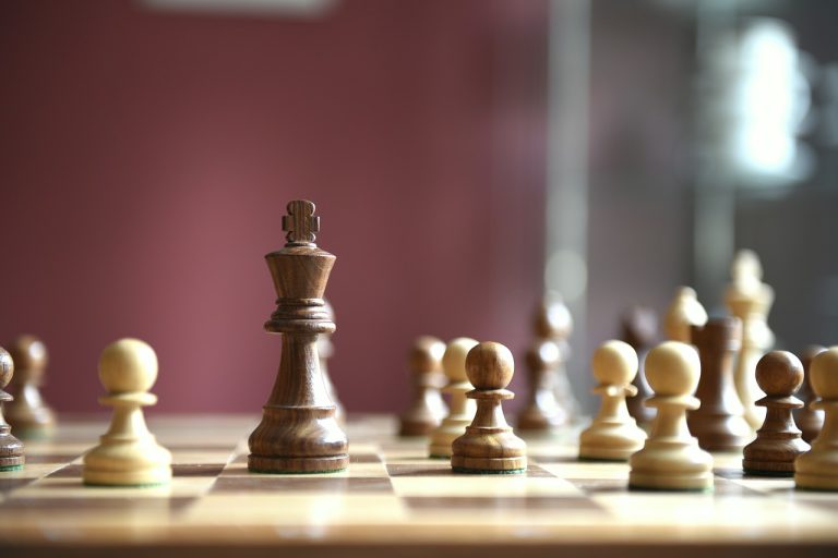 Se divertir en jouant aux échecs : stratégies et techniques pour améliorer votre niveau