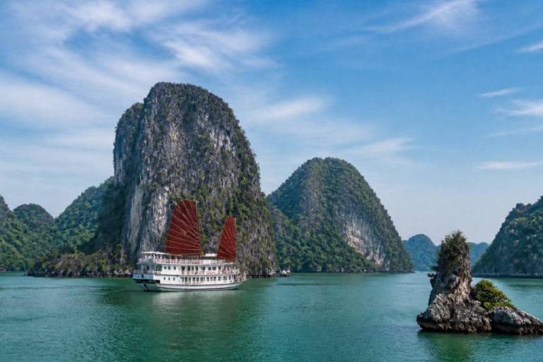 Baie d&rsquo;Halong : guide pour découvrir ses paysages et croisières exceptionnelles